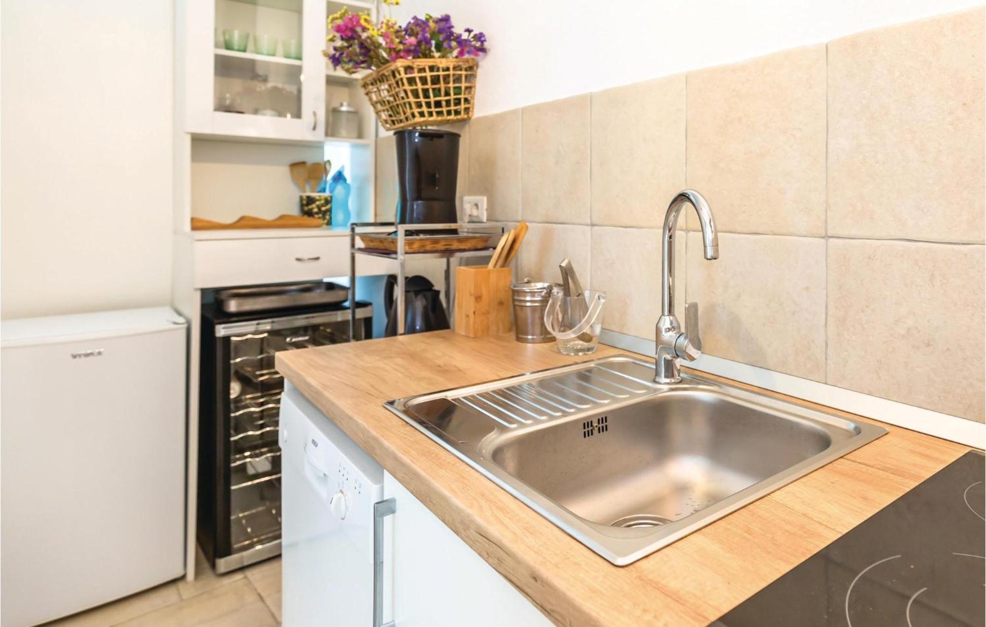 1 Bedroom Gorgeous Apartment In Makarska Eksteriør billede